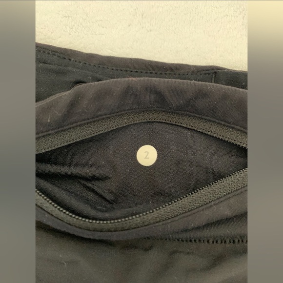 🖤 Lulu shorts - Picture 3 of 3